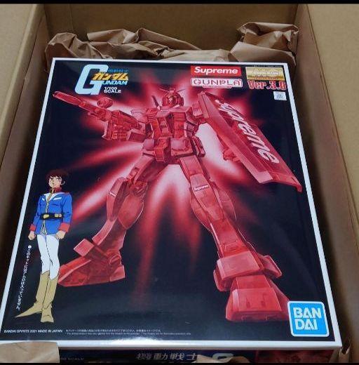 Supreme MG 1/100 RX-78-2 GUNDAM Ver. 3.0 Action Figure Red BANDAI