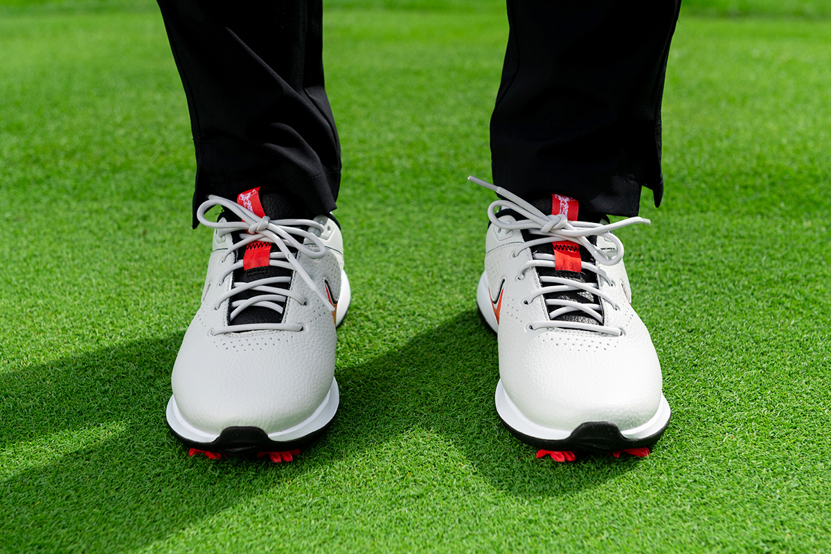 ナイキ「ビクトリー プロ 3」を試し履き たわんで食いつく“新感覚