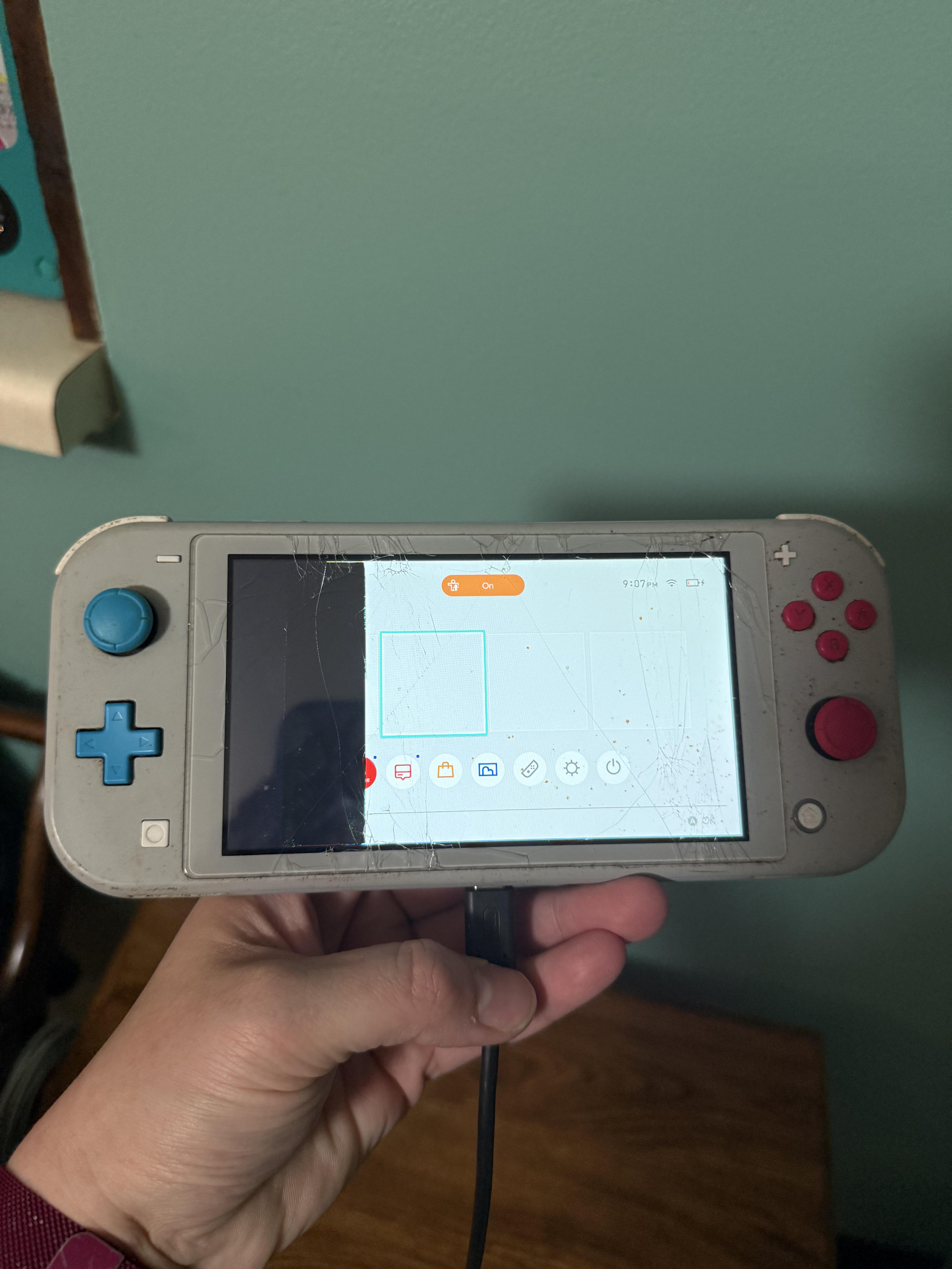 娘がSwitch Liteを落としちゃって…画面が割れて、画面の一部が黒くなっ