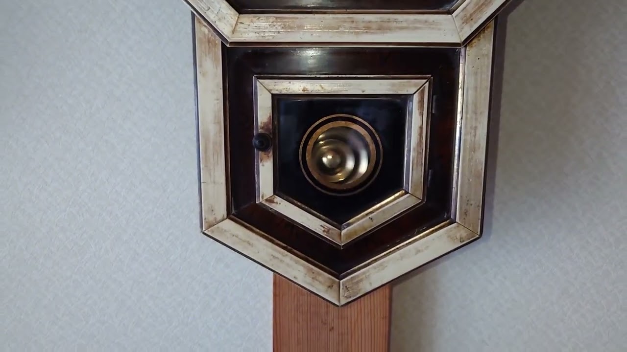 渋谷時計製造所×WATERBURY 平金八角合長ゼンマイ振り子時計 - YouTube