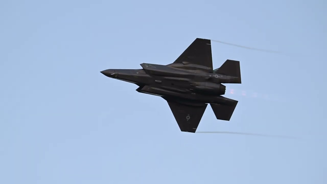 F-35A & F-22 Demo Team at Oshkosh - 4k - YouTube