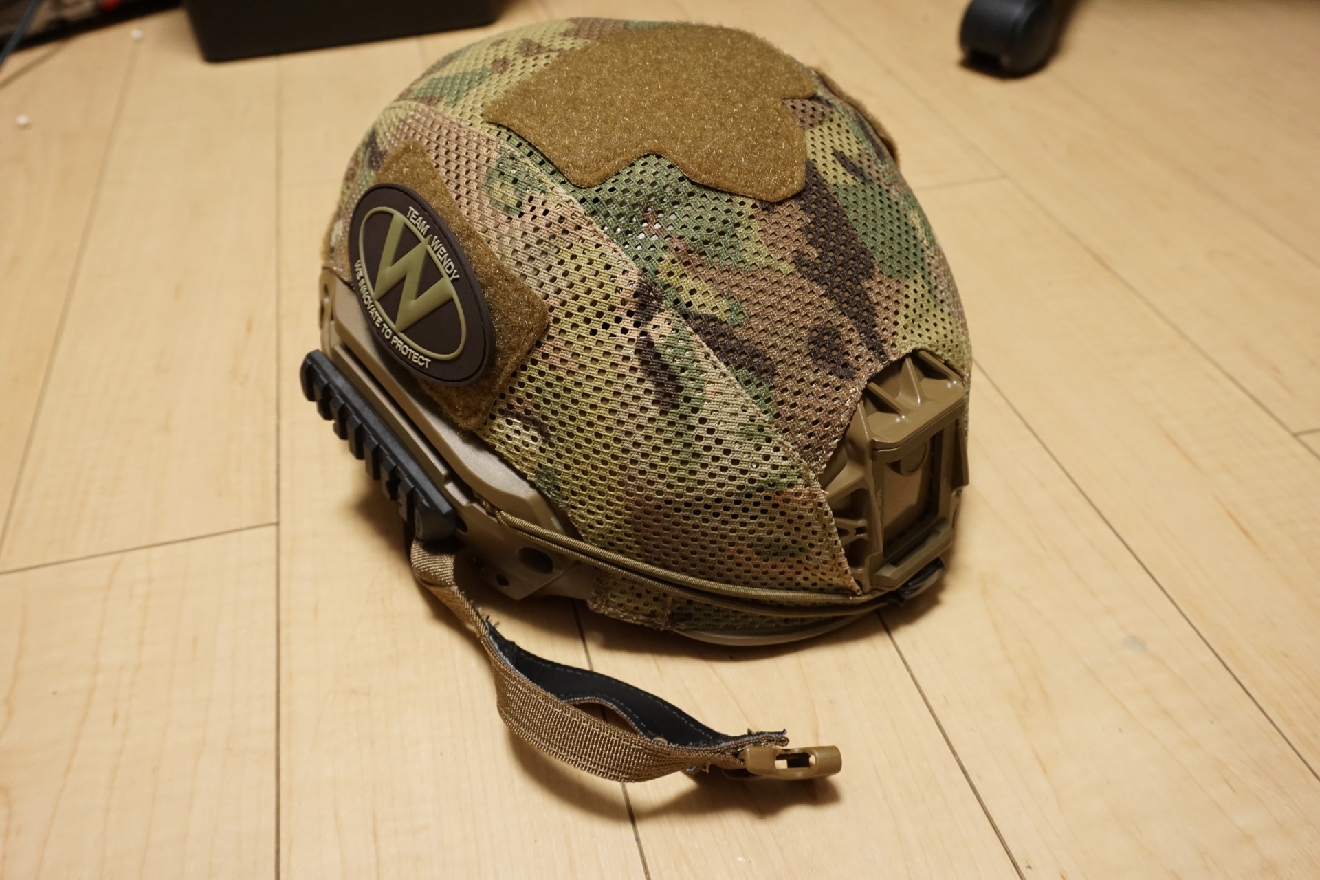 実物ヘルメット TEAM WENDY EXFIL LTP CBと、メッシュヘルメットカバー