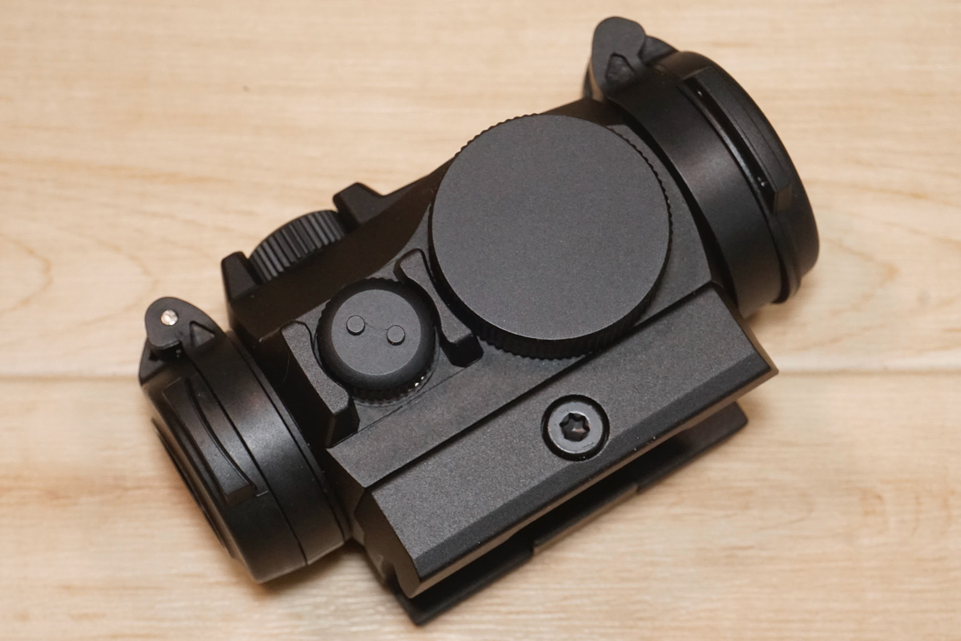 T2ライクなオリジナルデザイン ドットサイト、NOVUS製マイクロレッド