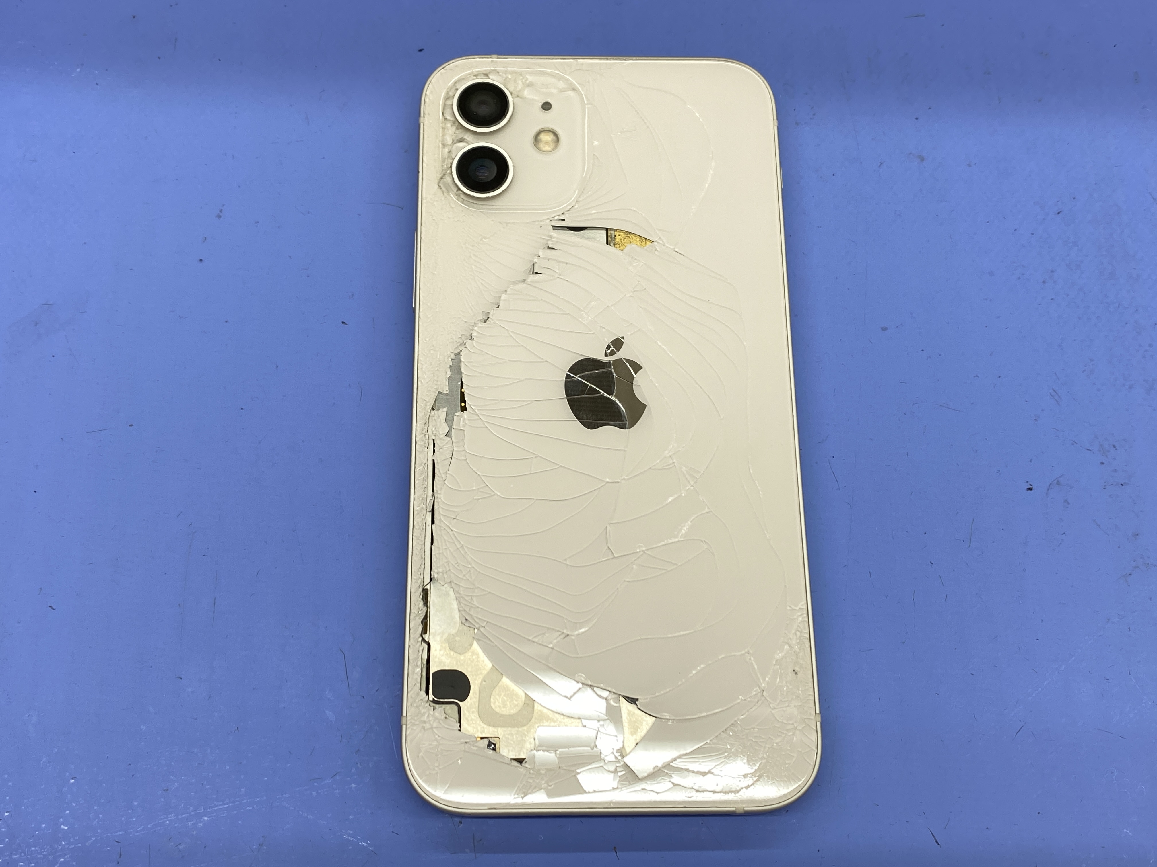 iPhoneの背面割れ、そのまま放置していませんか？修理で安心を取り戻し