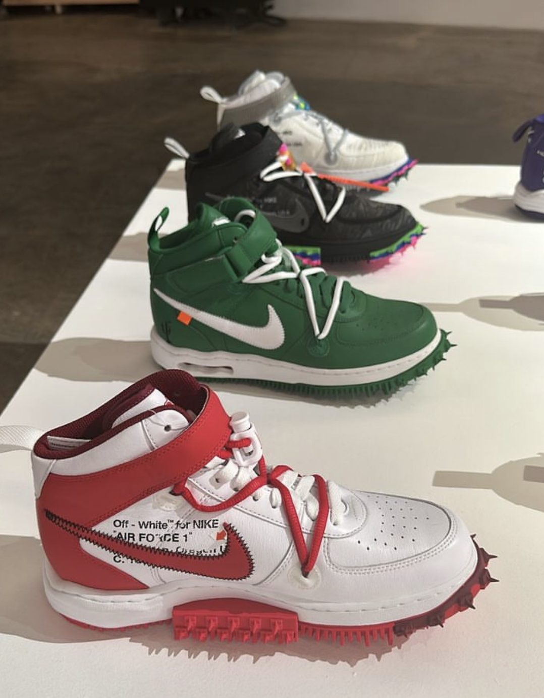 Off-White™ × NIKE ルベル美術館にて展示 – SNEAKER HACK