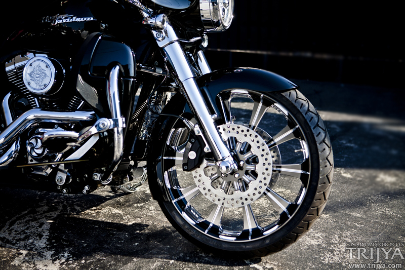 FLHXくんフロントに21インチホィールを入れて刻美パーツで