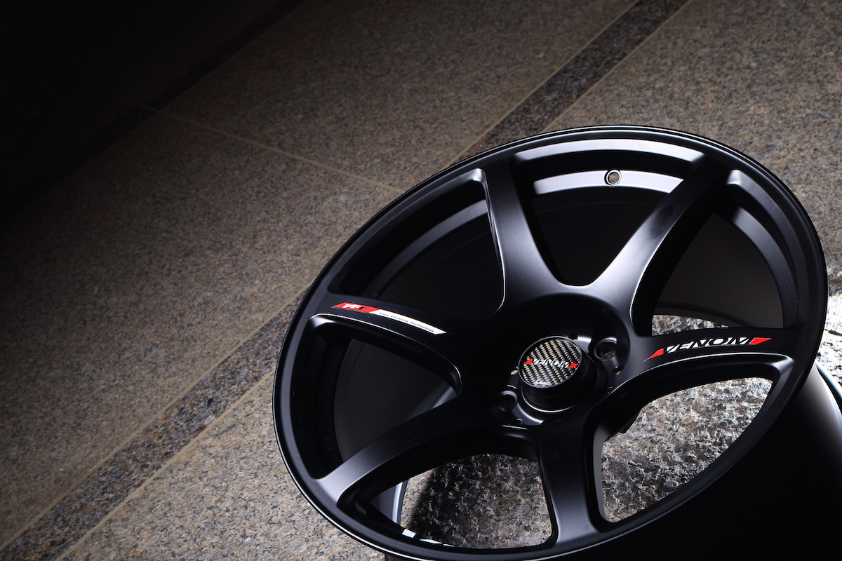 スパルタンなマットブラックの6本スポーク『ヴェノーム3』 | AUTO