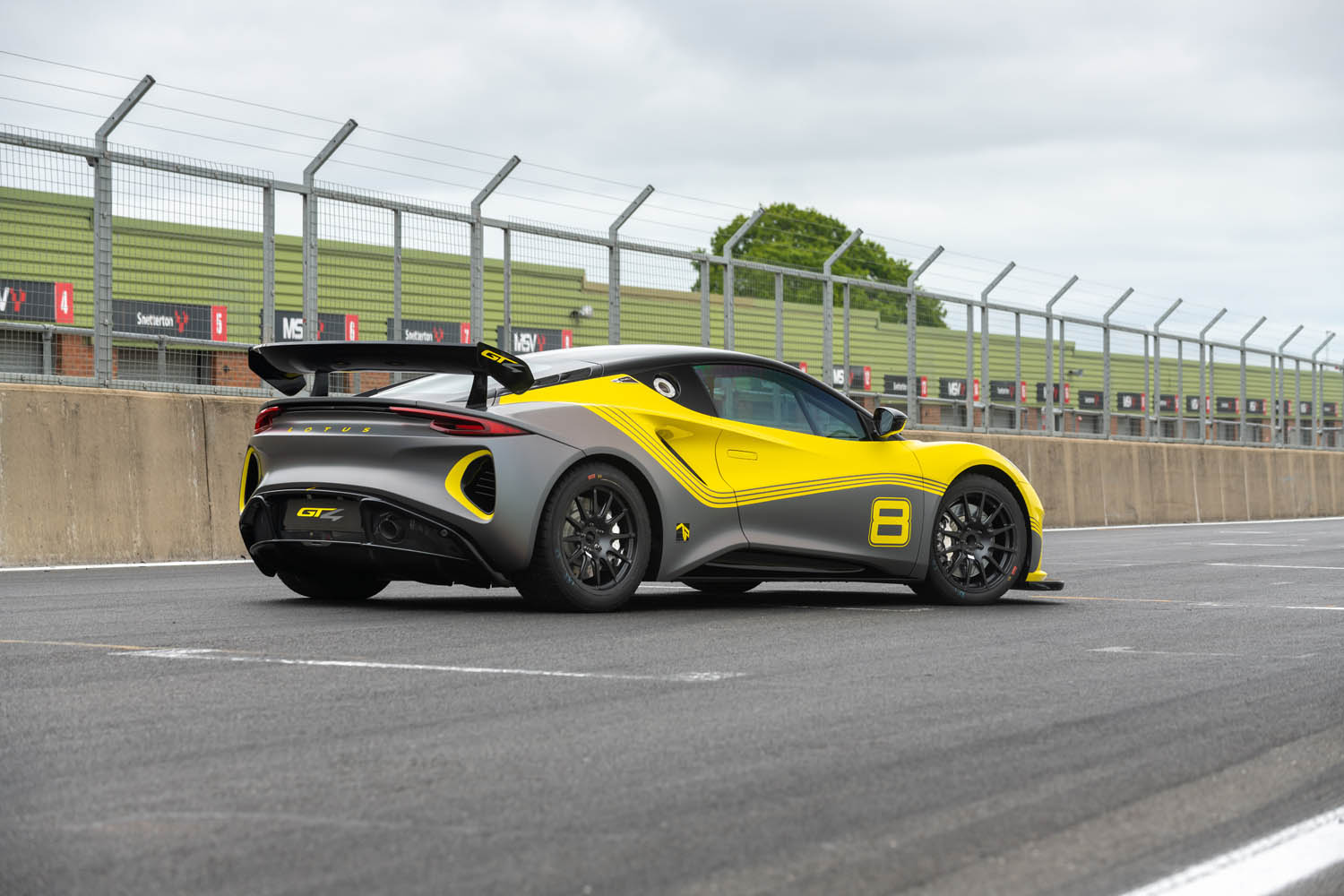 ロータス「エミーラGT4」のデリバリー開始！ トヨタ製V6エンジンは455