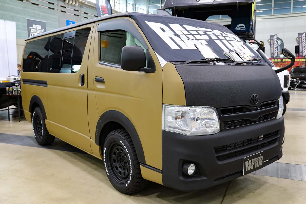トヨタ「ハイエース」をザラザラ質感でミリタリー仕様に！「ラプター