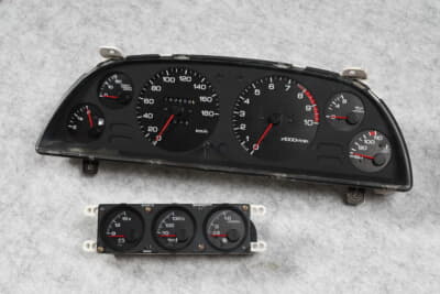 一見純正だが中身は最新！ R32スカイラインGT-R用メーター加工メニュー
