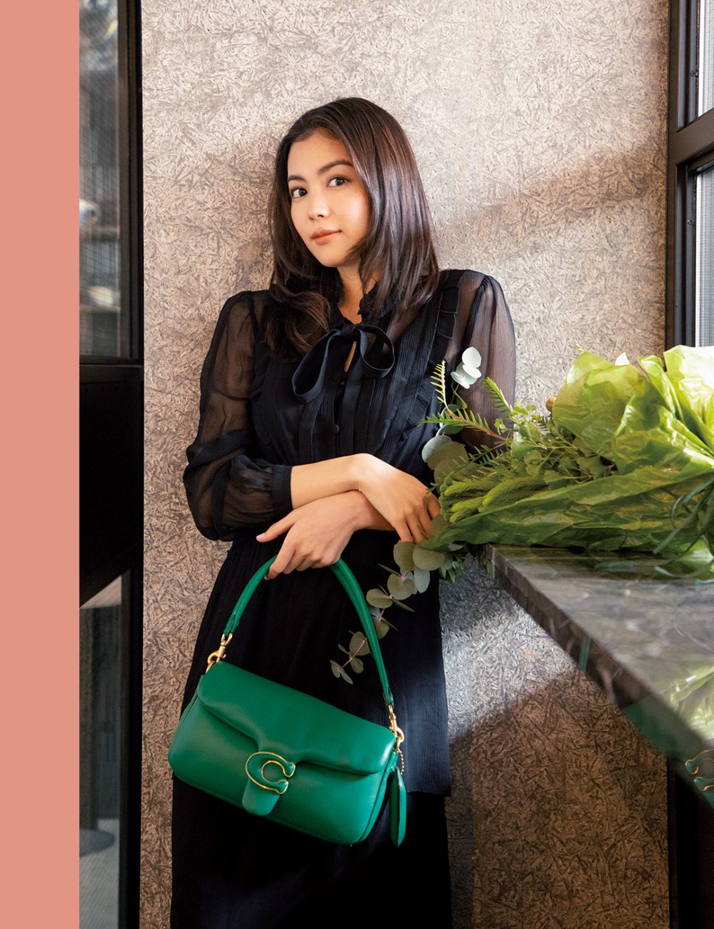 オンにもオフにも合う！「コーチ」の新作バッグが使える | VERY