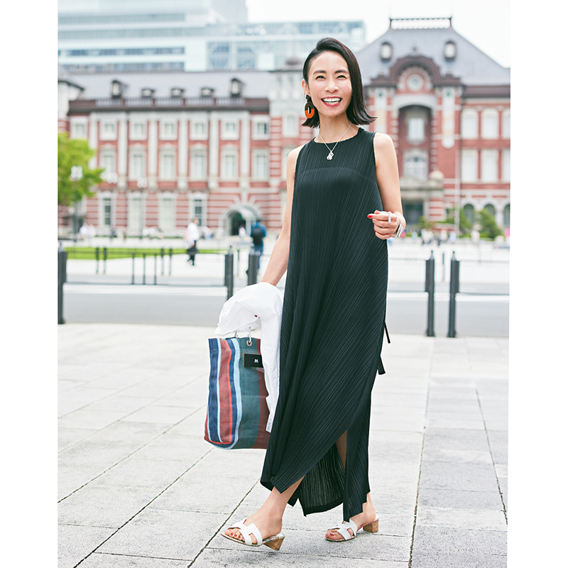 プリーツプリーズ」ママ続々！着痩せも着映えも叶う今どき服 | VERY