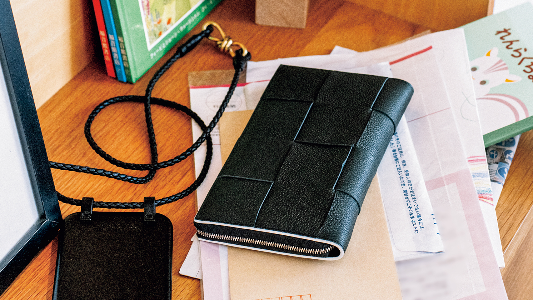 ボッテガ財布】名品“カセット”は飽きのこない『黒』が鉄板人気！ | VERY