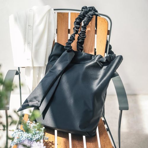 付録】収納力抜群の「付録黒バッグ」4選 マットブラックの“フリル