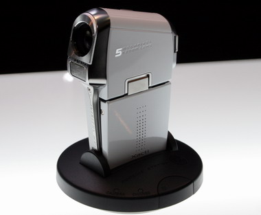 5メガ光学5倍ズームでさらに“軽薄小”――ムービーデジカメ新“Xacti