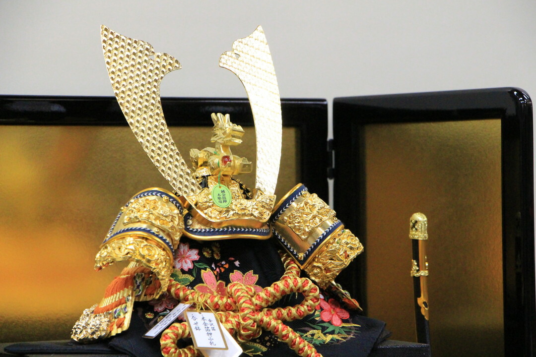 五月人形 おしゃれ 15号 招福兜 赤金房 金沢箔 本金箔押小札 平飾り