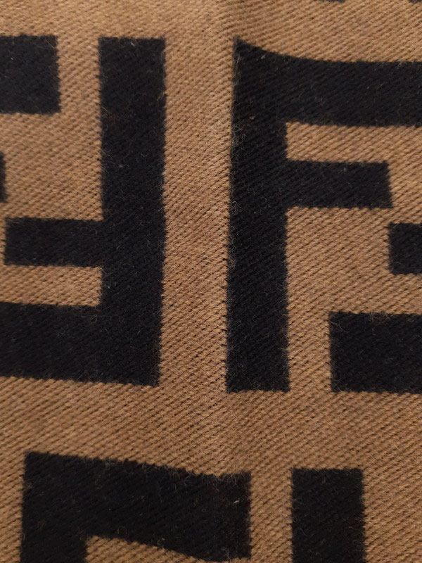 FENDI】フェンディ『FFロゴ ズッカ柄 ウール×シルク マフラー』FXS424