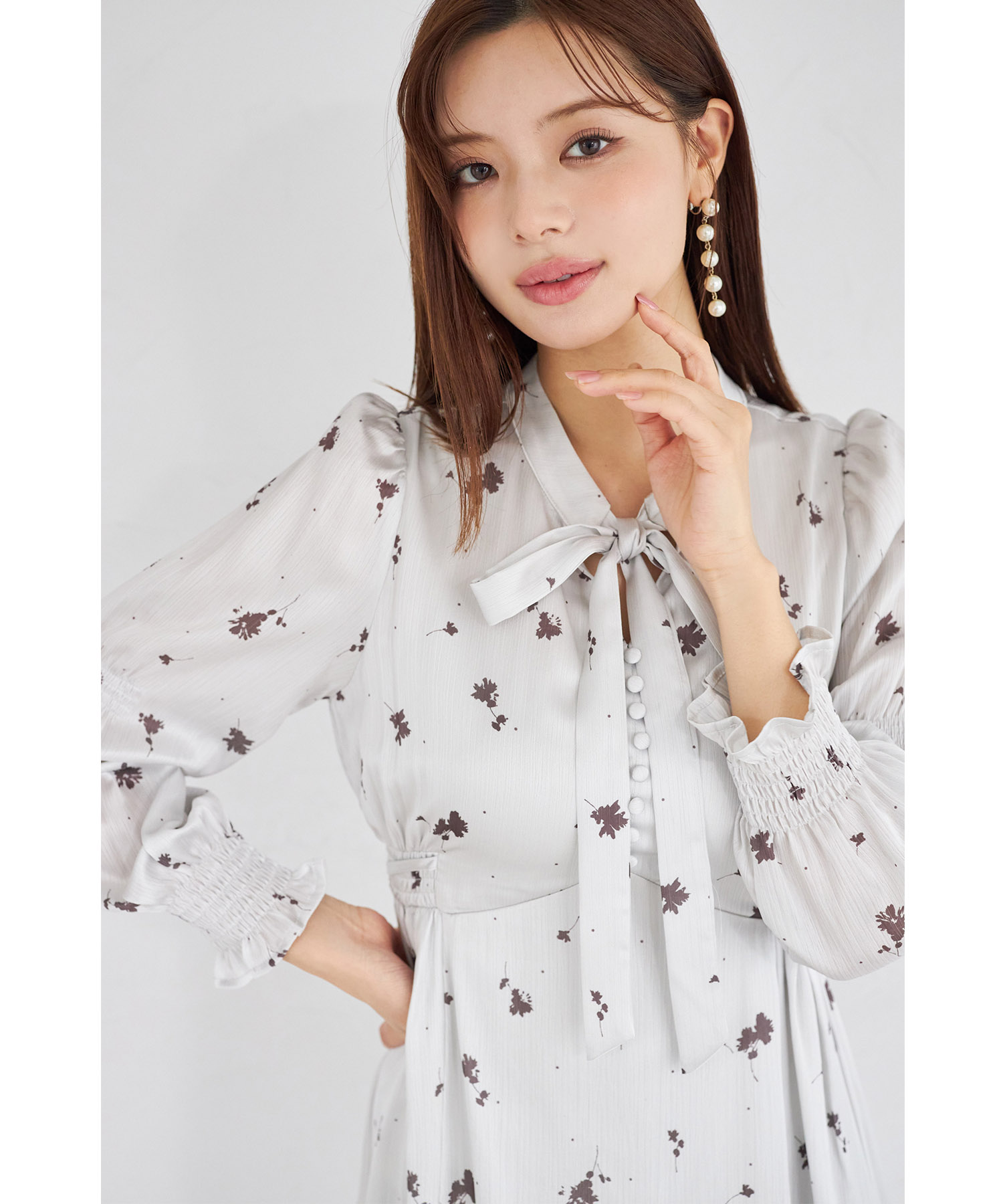 リボン付きシルエットフラワー×ペンシルドットプリントワンピース