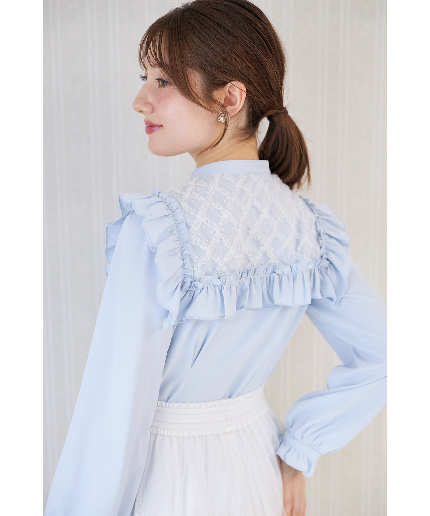 ボトムスINがスッキリ決まるウエストタック入りラインドットチュール