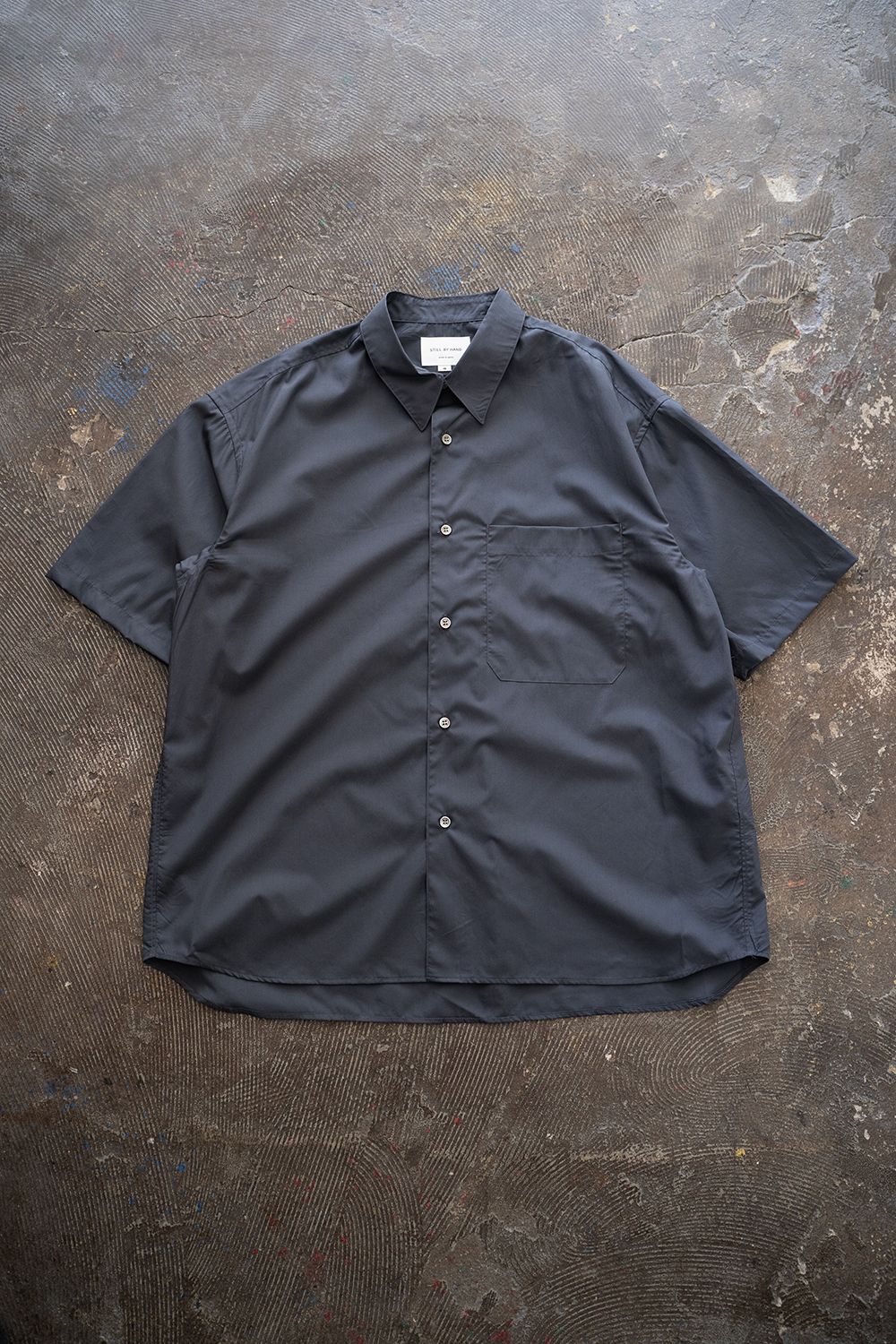 STILL BY HAND - 【ラスト1点】【25SS】200双半袖シャツ(CHARCOAL) | Salty