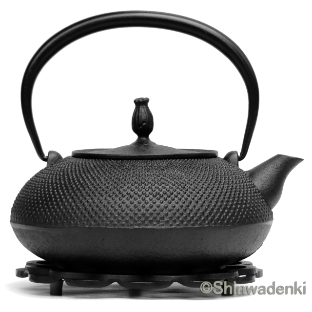 及富 南部鉄器 鉄瓶 平丸アラレ 黒 1.2L Shinwadenki