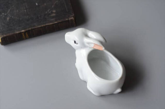 ドイツから かわいい白磁のウサギのポット 小物入れ ラビット 容器