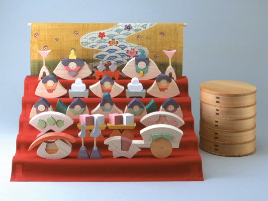 雛人形 遊プラン・小黒三郎 銀杏円びな三段飾り 垂幕 赤 木のおもちゃ