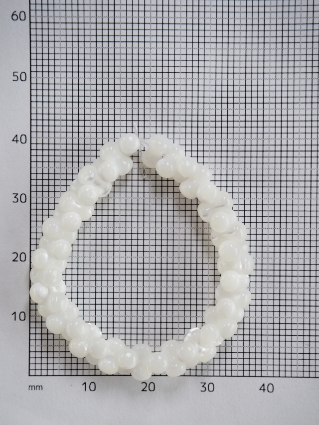 シェルビーズ-ピーナッツ(タカセガイ)【約6×4mm(約10cm・約25個