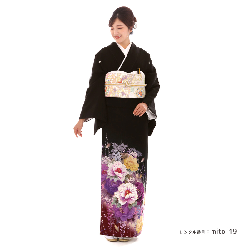 刺繍が美しい牡丹とビーズアクセサリー、新感覚の黒留袖｜着物レンタル