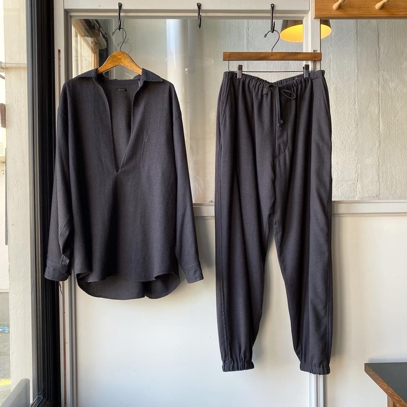 COMOLI ウールビエラ ドローストリングパンツ | Less Higashikawa