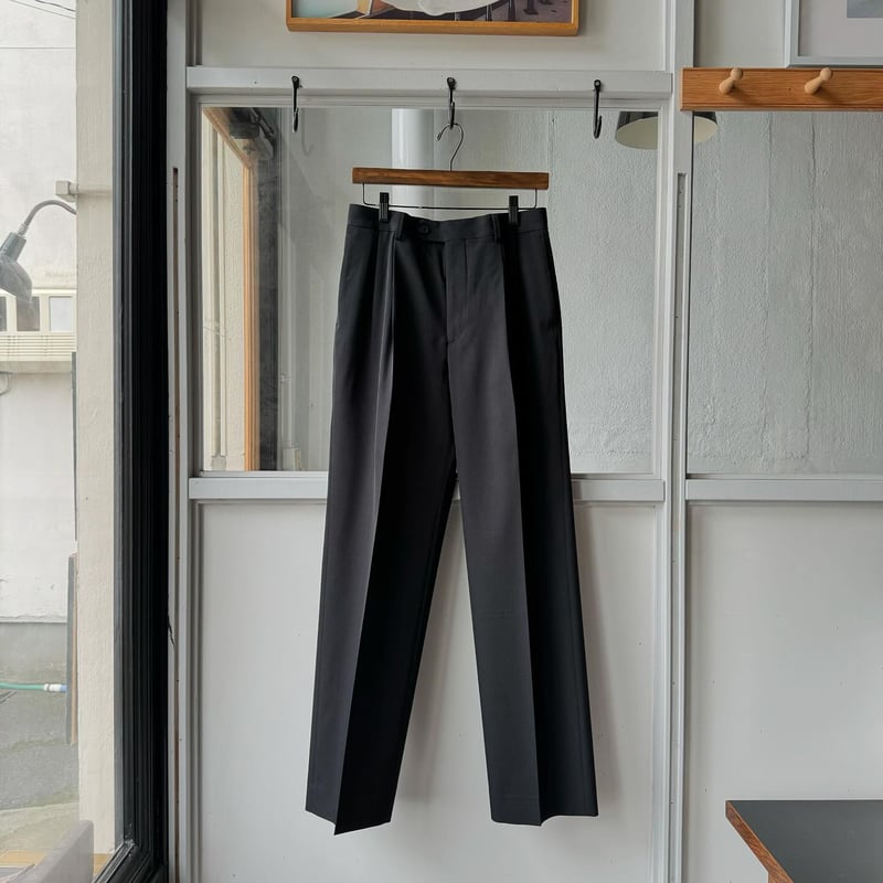 AURALEE LIGHT WOOL MAX GABARDINE TWO-TUCK SLACK