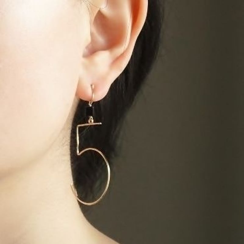 ビッグ数字（ナンバー） ピアス | ナンバー（数字）とイニシャルの