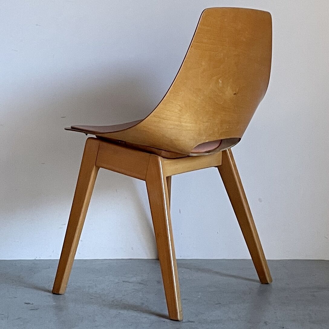 Tonneau Chair-Wood Leg-Pink Seat / Pierre Guari