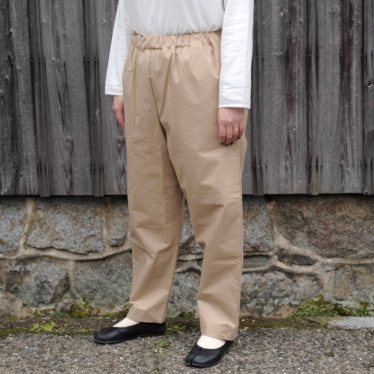 Yoli / Cotton tapered pants / Beige | gallery hito