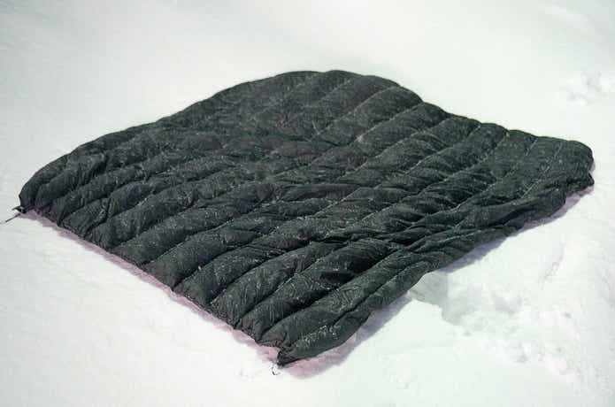 ATEPAの「ダウンブランケット」が超いいぞ！冬に役立つ裏ワザも紹介