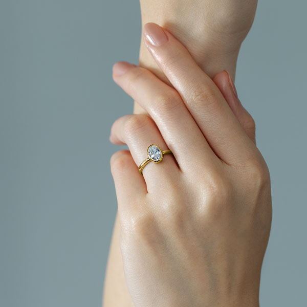 K18YG トランク オーバルカット ベゼル リング 1.0ct｜婚約指輪