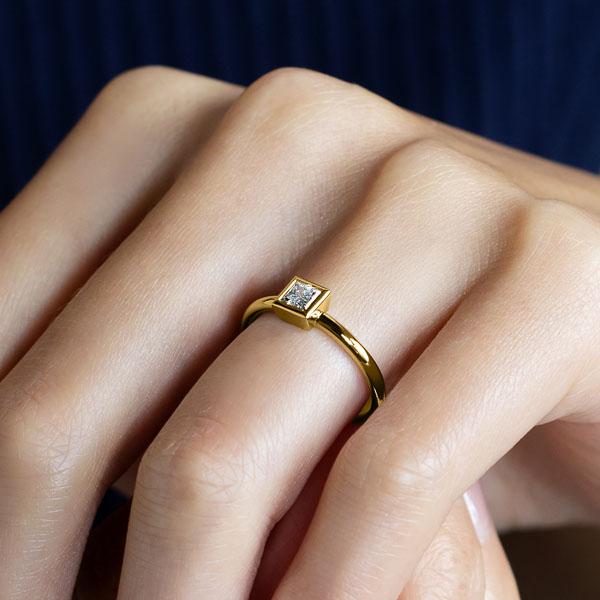 K18YG トランク プリンセスカット ベゼル リング 0.3ct｜婚約指輪