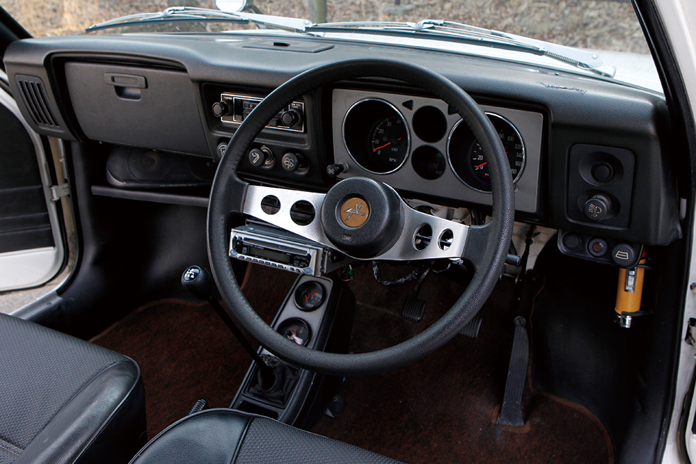 皮巻風」2本スポークステアリングで操る軽量ボディは走りが楽しい