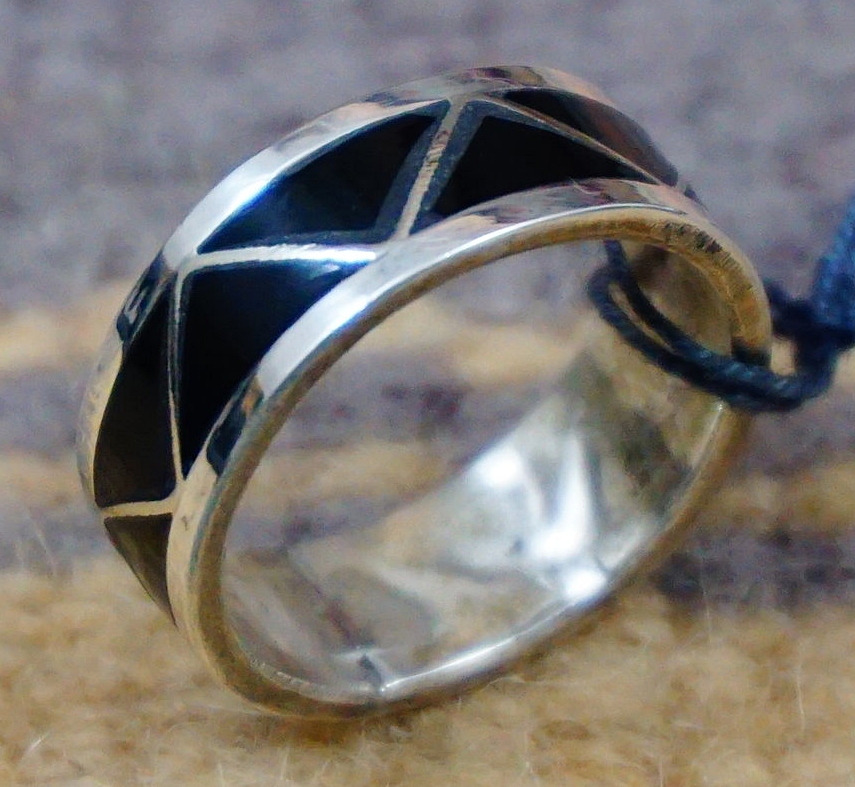 Item 299H- Zuni Onyx Inlay Zig Zag Ring Band Sz 5 3/4 —Men's and