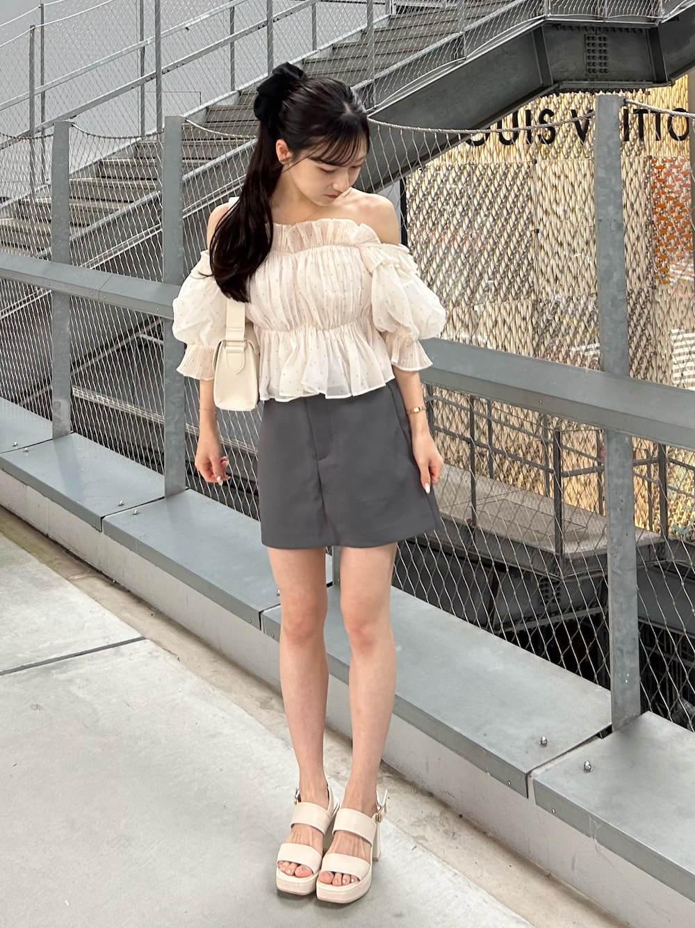 ボリュームギャザーフリルオフショルブラウスを使った人気ファッション