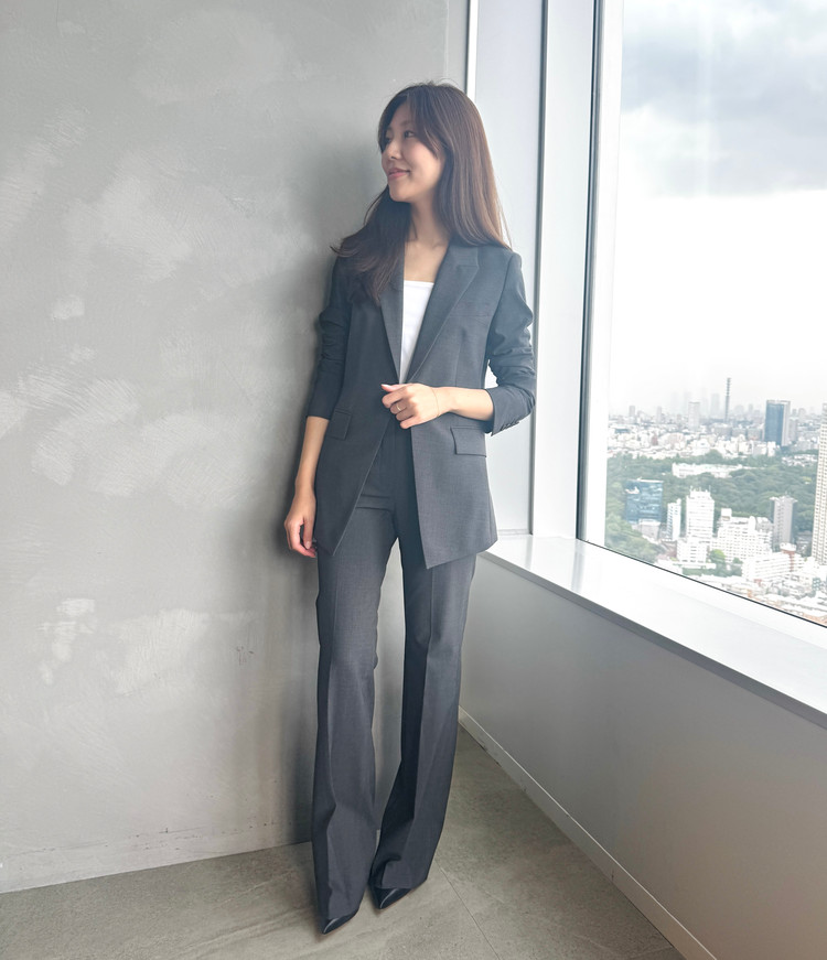 凛とした佇まいが美しい【Theory（セオリー）】のジャケット&パンツの