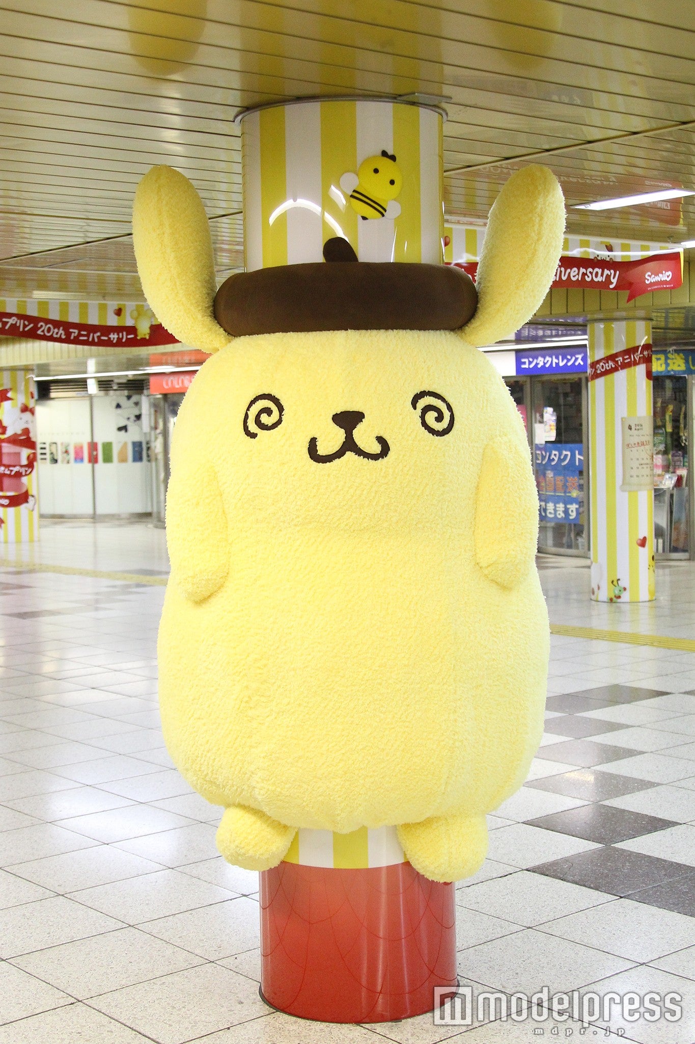 ポムポムプリン、新宿駅を大量ジャック中！“ふわもこ”プリンに抱きつき