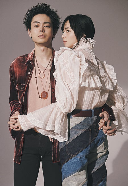 菅田将暉＆小松菜奈、モードをまとい密着 互いの存在を語る - モデルプレス