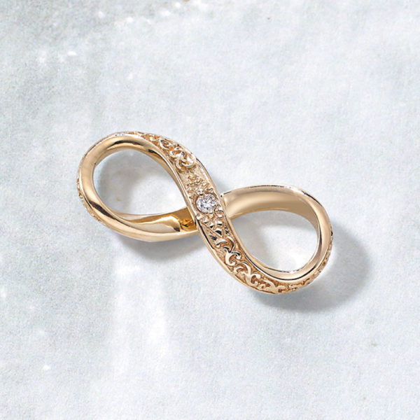 神秘の「月の相」に力を借りて。幸せを呼ぶムーン＆モチーフネックレス