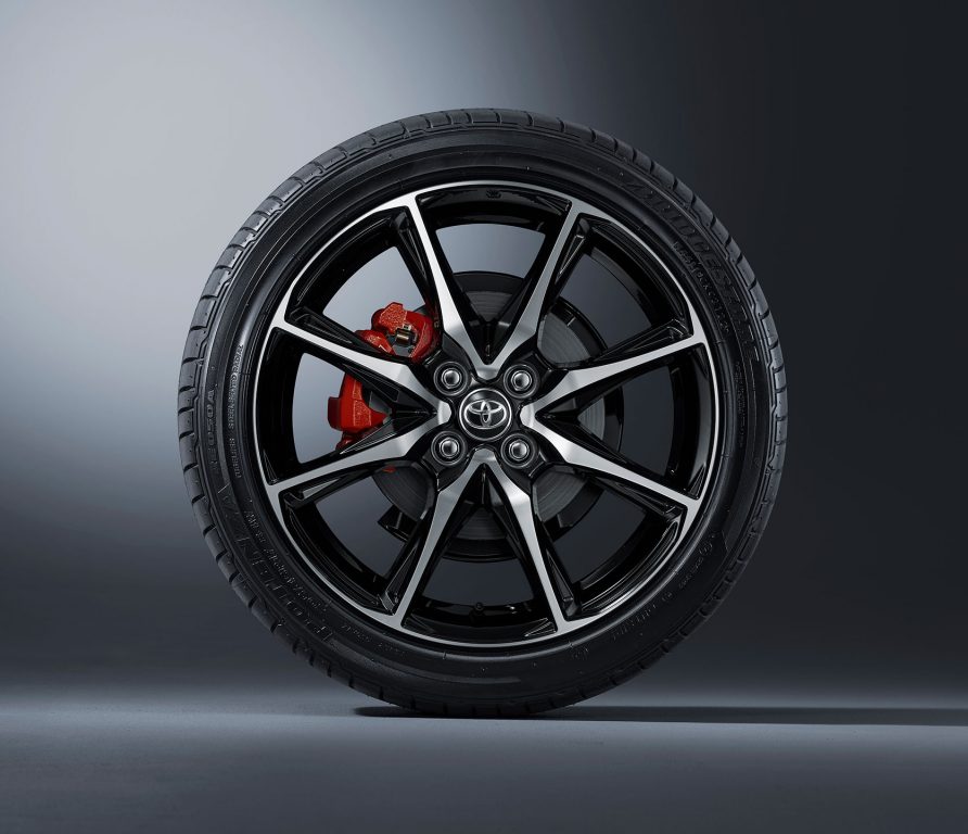 トヨタ「アクア GR SPORT」2代目発売 専用装備で走り追求 | 中古車なら