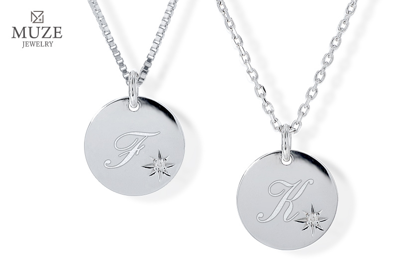 ダイヤモンド イニシャル コイン ネックレス MUZE JEWELRY ラウンド