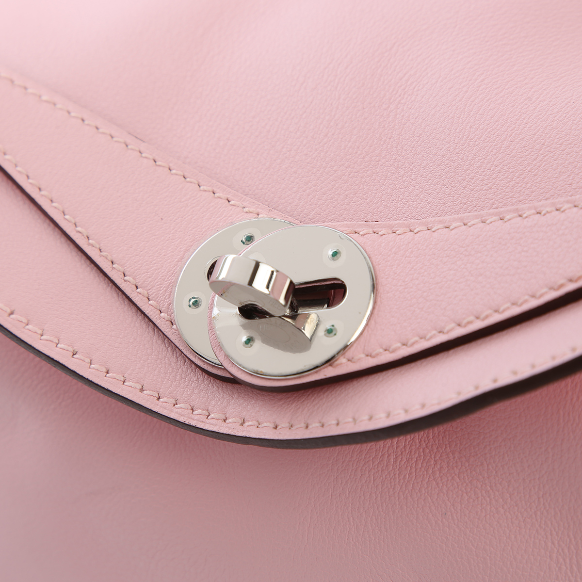 HERMÈS Lindy 26 shoulder bag in Rose Sakura Swift leather with
