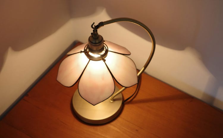 Nijiiro Lamp のステンドグラスのテーブルランプ ベルフラワーピンク