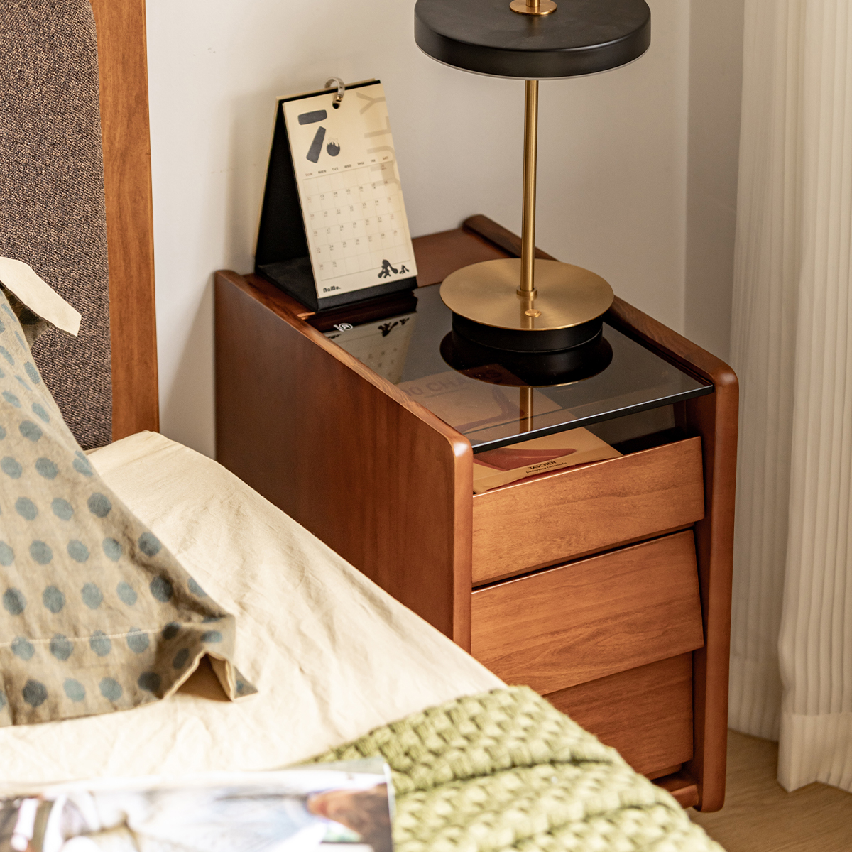 Woody Prime Boxツゲ材 スリムナイトテーブル | 小さな空間に収まる