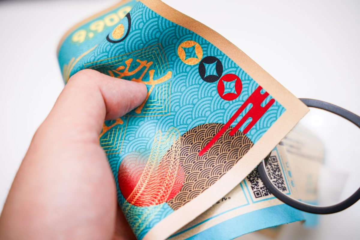 JINS福袋」の中身は意外な背徳感があった 9900円でメガネを拭くことが